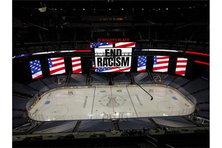 „End Racism“: Klare Botschaft auf einer Anzeigetafel der NHL. Foto: Jason Franson/The Canadian Press/AP/dpa