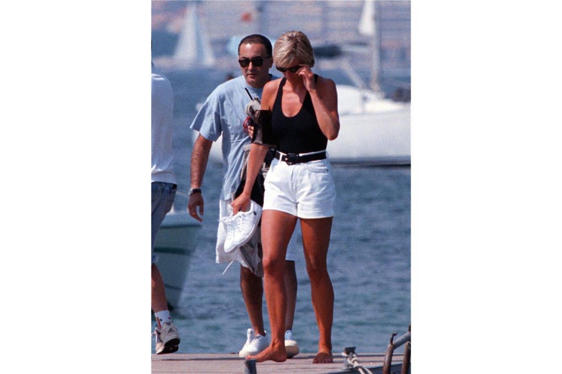 Ende August 1997: Diana und ihr Freund Dodi Al-Fayed gehen auf einem Steg in St. Tropez. Die Prinzessin und der ägyptische Unternehmer waren erst im Monat zuvor ein Paar geworden. Angeblich hatte Al-Fayed eine Verlobte in den USA.