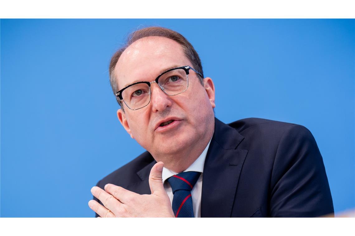 Die ersten Migrationsgesetze kommen ins Kabinett Ende des Familiennachzugs: Innenminister Alexander Dobrindt setzt den versprochenen Kurswechsel in der Migrationspolitik um.