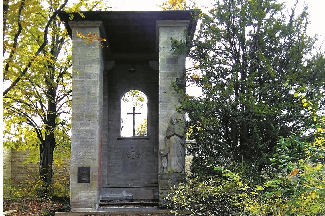 Trauriger Anblick statt teurem Gedenken Ende des vergangenen Jahres bot sich dieser trostlose Anblick. Inzwischen soll die Sanierung des Gedenkturms samt des Umfelds fast fertig sein, heißt es vonseiten der Stadtverwaltung. Foto: privat