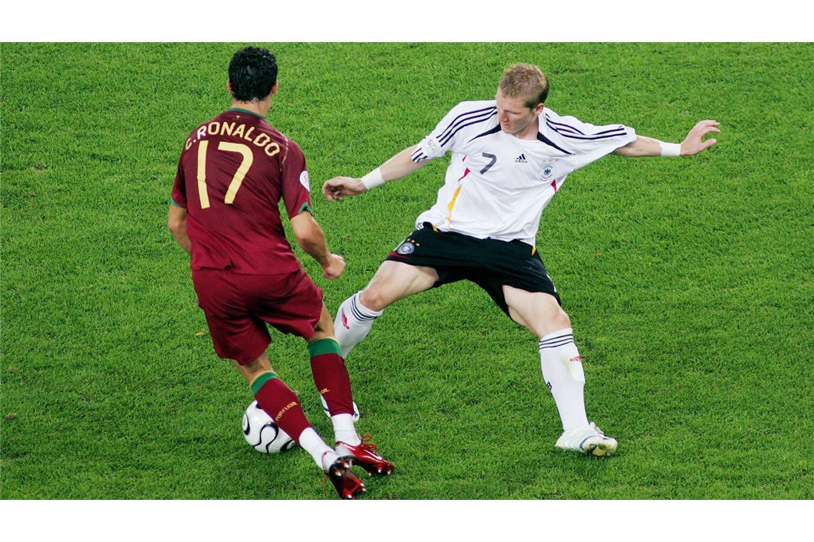 Das DFB-Team in Stuttgart – zehn Highlights der Fußball-Geschichte Ende gut, alles gut: Bastian Schweinsteiger (rechts) gewinnt mit Deutschland gegen die Portugiesen um Cristiano Ronaldo (links) im Spiel um Platz Drei und schreibt das Sommermärchen 2006 fertig.