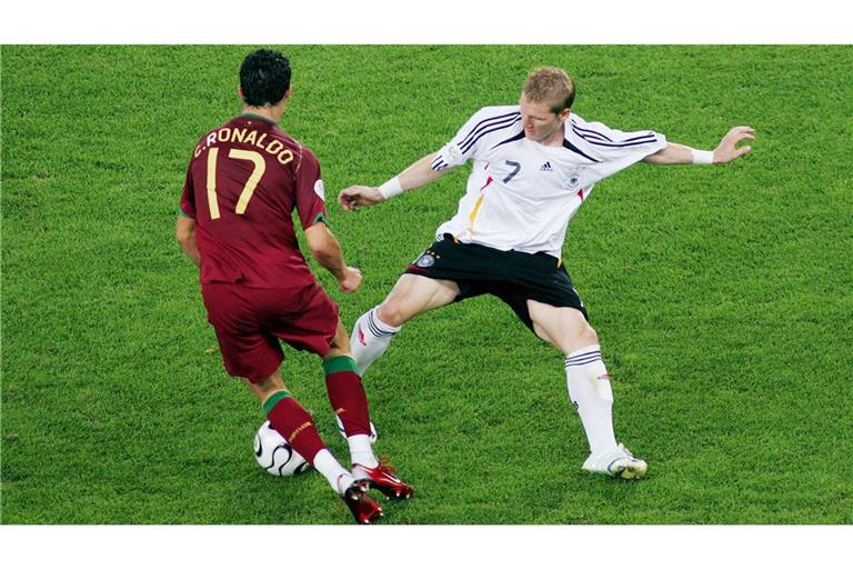 Ende gut, alles gut: Bastian Schweinsteiger (rechts) gewinnt mit Deutschland gegen die Portugiesen um Cristiano Ronaldo (links) im Spiel um Platz Drei und schreibt das Sommermärchen 2006 fertig.