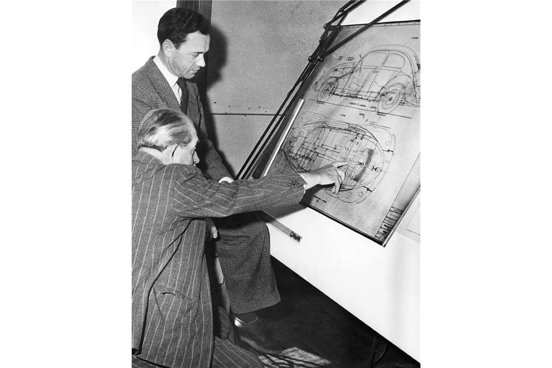 Ende Januar 1951 übernimmt Ferry Porsche  (stehend) von seinem Vater die Geschäftsführung. Er hat 1948  mit dem Modell 356, dem ersten  in Serie gefertigten Sportwagen von Porsche, den Grundstein für den dauerhaften Erfolg gelegt. Er bleibt bis Mitte 1972 an der Spitze, danach sollen – nach diversen Auseinandersetzungen – keine Familienmitglieder mehr im operativen Geschäft von Porsche tätig sein.