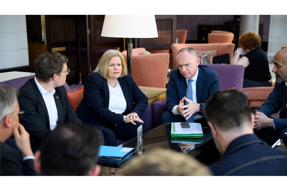 Faeser holt geplatzten Kurzbesuch in Syrien nach Ende März endete die geplante Reise nach Damaskus für Bundesinnenministerin Nancy Faeser (SPD) und Österreichs Innenminister Gerhard Karner in Jordanien. (Archivfoto)