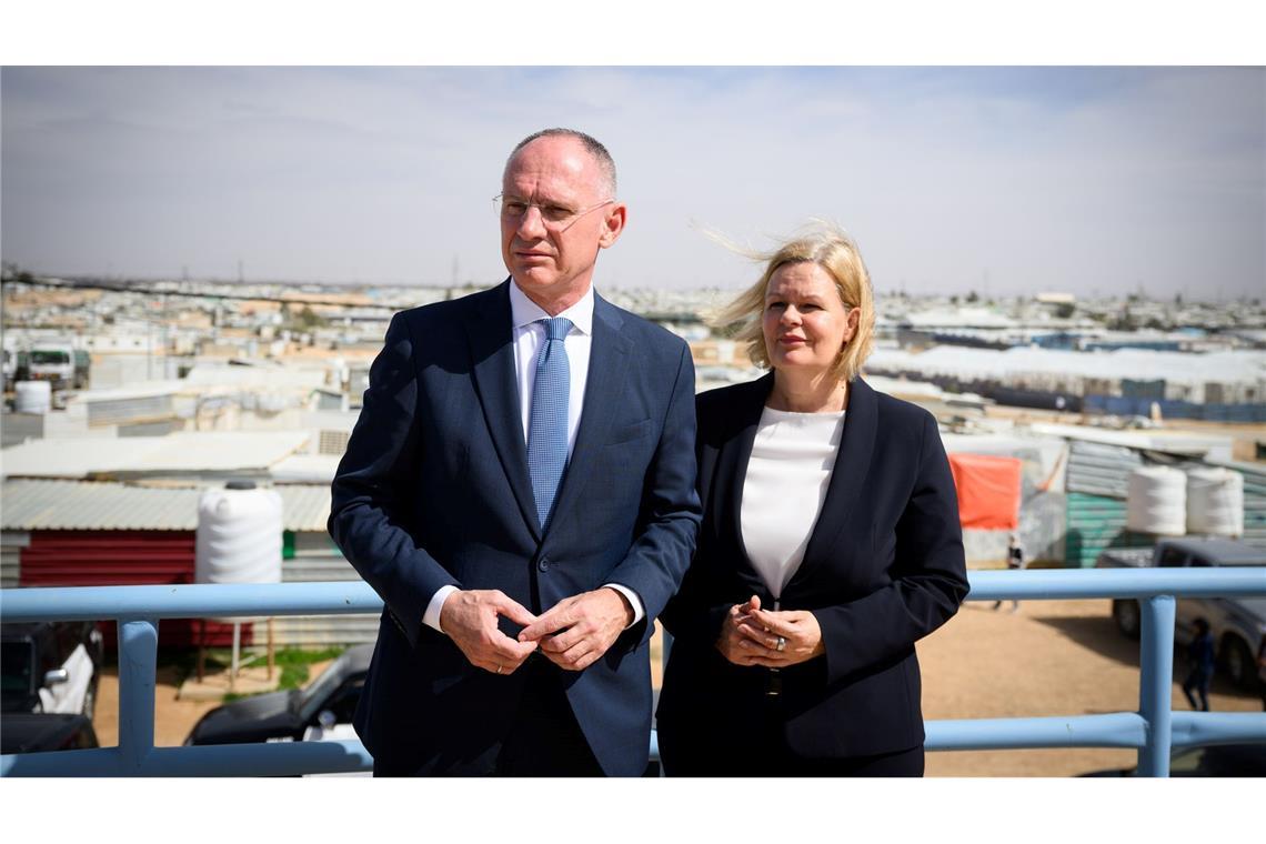 Bund-Länder-Kontroverse zu Erkundungsreisen von Syrern Ende März wollte Nancy Faeser (SPD), geschäftsführende Bundesinnenministerin, mit ihrem österreichischen Amtskollegen, Gerhard Karner, erst nach Jordanien und dann nach Syrien fliegen. Doch die beiden Minister brachen nach Hinweisen auf aktuelle Sicherheitsrisiken für westliche Delegationen in Syrien ihre Reise ab und flogen von Amman zurück nach Europa. (Archivfoto)