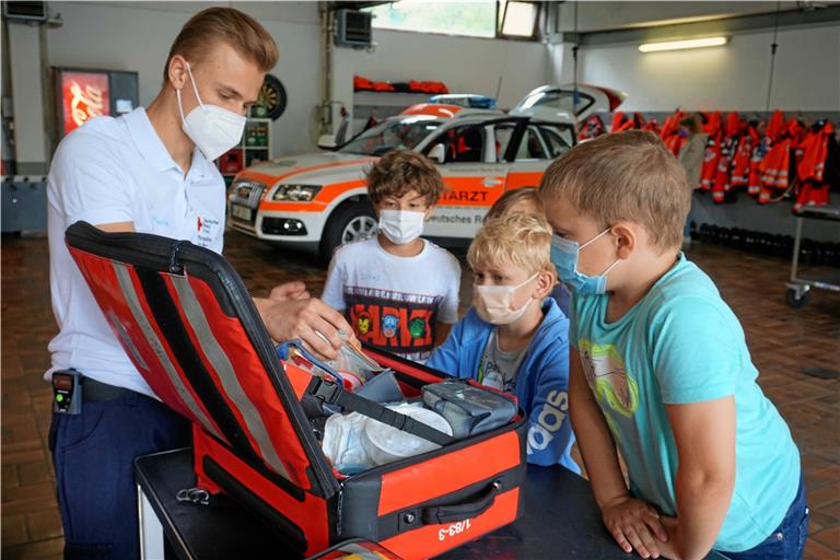 Ende Oktober konnte sich das JRK in Winterbach noch treffen, im November war dann wieder coronabedingt Schluss. Hier wird den Kindern der Rettungsdienst vorgestellt. Foto: DRK