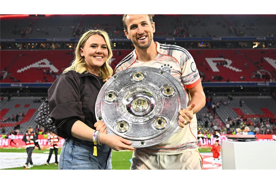 Müller-Abschied mit Pointe und Kakadu - "Wird ewig wirken" Endlich eine Trophäe: Harry Kane mit Frau Katie Goodland.