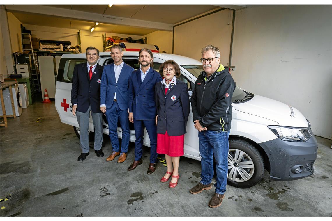 Spenden der BKZ-Leser ermöglichen Autokauf Endlich ist das neue Auto da. Darüber freuen sich (von links) DRK-Vorstand Klaus-Dieter Fackler, BKZ-Redaktionsleiter Kornelius Fritz, Volksbank-Vorstand Miroslav Starcevic, Elfi Kühne (DRK) und Klaus Böhle von der Bürgerstiftung. Foto: Alexander Becher