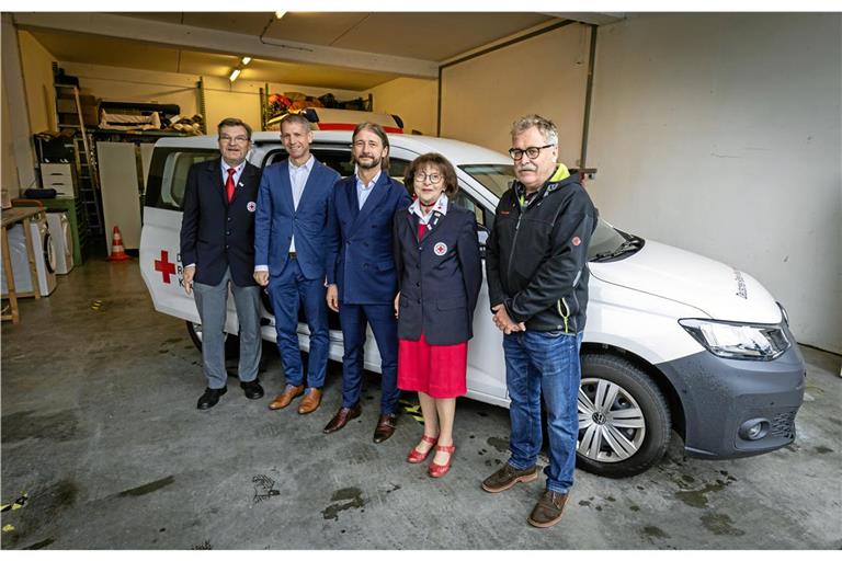 Endlich ist das neue Auto da. Darüber freuen sich (von links) DRK-Vorstand Klaus-Dieter Fackler, BKZ-Redaktionsleiter Kornelius Fritz, Volksbank-Vorstand Miroslav Starcevic, Elfi Kühne (DRK) und Klaus Böhle von der Bürgerstiftung. Foto: Alexander Becher