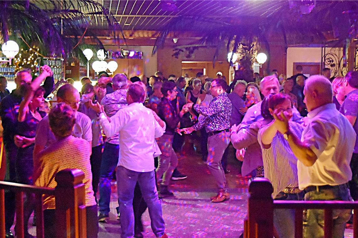 Partystimmung im Sonnenhof Endlich, tanzen wie in „normalen“ Zeiten. Die Tanzenden in der Hazienda sind sehr dankbar für diese Möglichkeit. Fotos: T. Sellmaier