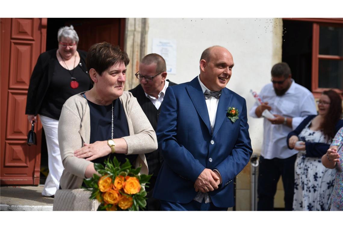 Hochzeit mit Behinderungen: 885 Tage Warten auf das Jawort Endlich verheiratet: Kathrin Pollnow und Klaus-Dieter Rose.