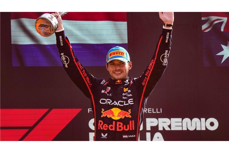 Endlich wieder ein Siegerpokal - 112 Tage musste Verstappen darauf warten.