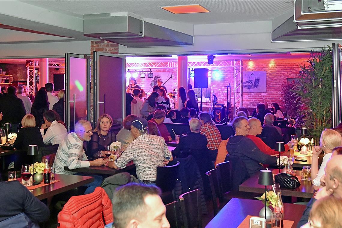 Volle Kneipen und reichlich gute Musik bei der Live-Nacht Endstation Merlin. Während es kurz vor 1 Uhr (Foto) noch einige Plätze auf der Tanzfläche gab, wurde es bis gegen 5 Uhr im Lokal immer voller. Fotos: Tobias Sellmaier
