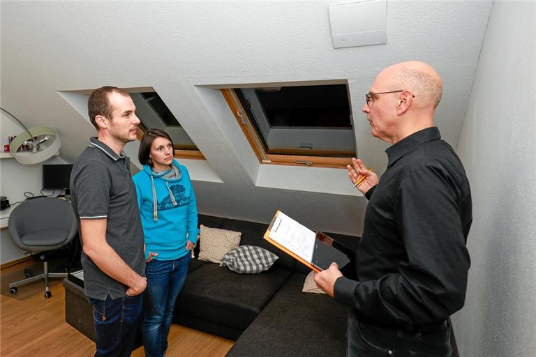 Energieberater Uwe Schelling (rechts) nimmt beim Rundgang durch das Haus auch die Lüftungsanlage unter die Lupe. Mit deren Einstellung ist die Familie Sator noch nicht ganz zufrieden, denn sie lässt sich nicht abstellen.  Foto: A. Becher