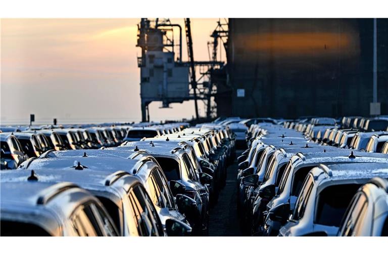 Eng an Eng stehen zahlreiche Autos auf der Verladepier. Exporte sollen nun leichter vonstatten gehen. (Symbolfoto)