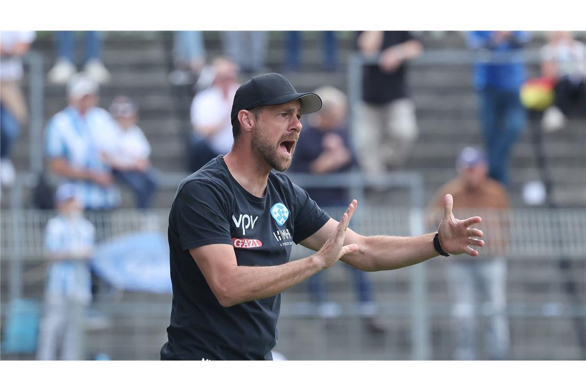 Traumtore und Emotionen – das sind die Bilder vom höchsten Saisonsieg Engagiert an der Linie: Kickers-Coach Marco Wildersinn.