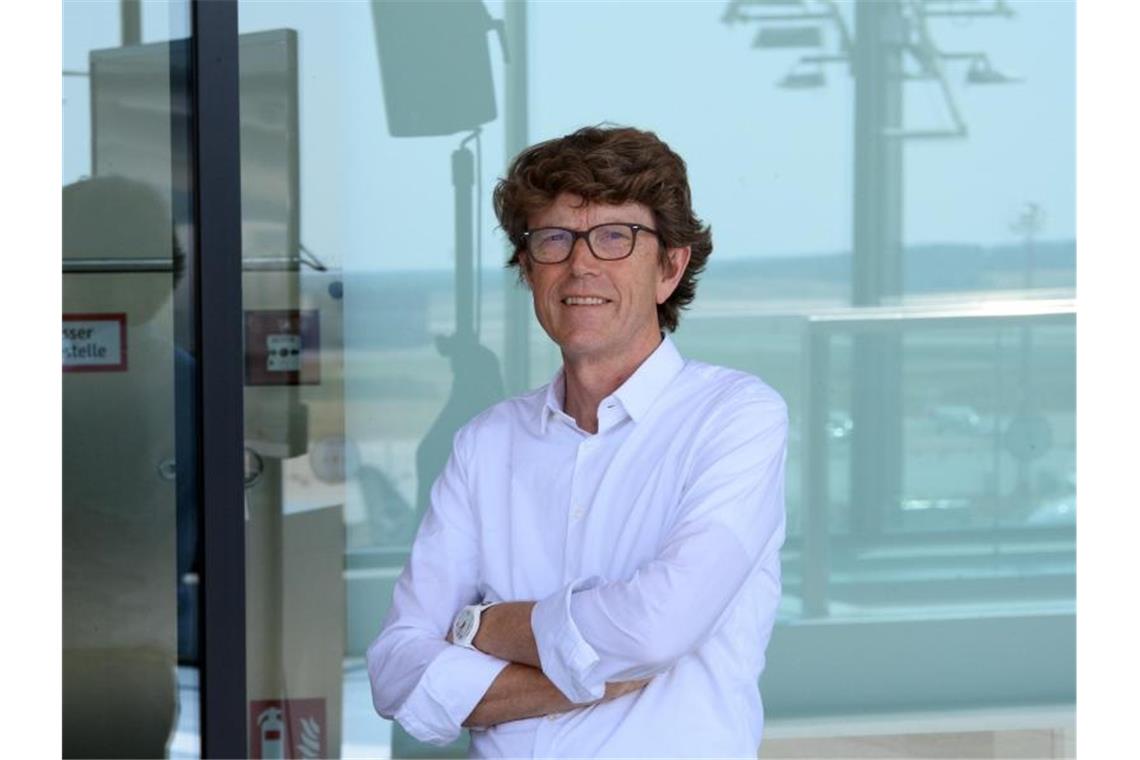 Abschied des „Tatortreinigers“: BER-Chef geht in Ruhestand Engelbert Lütke Daldrup, Geschäftsführer der Flughafen Berlin Brandenburg GmbH, steht nach der Nationalen Luftfahrtkonferenz 2021 am Flughafen Berlin Brandenburg „Willy Brandt“ (BER) auf der Besucherterrasse. Foto: Soeren Stache/dpa-Zentralbild/POOL/dpa