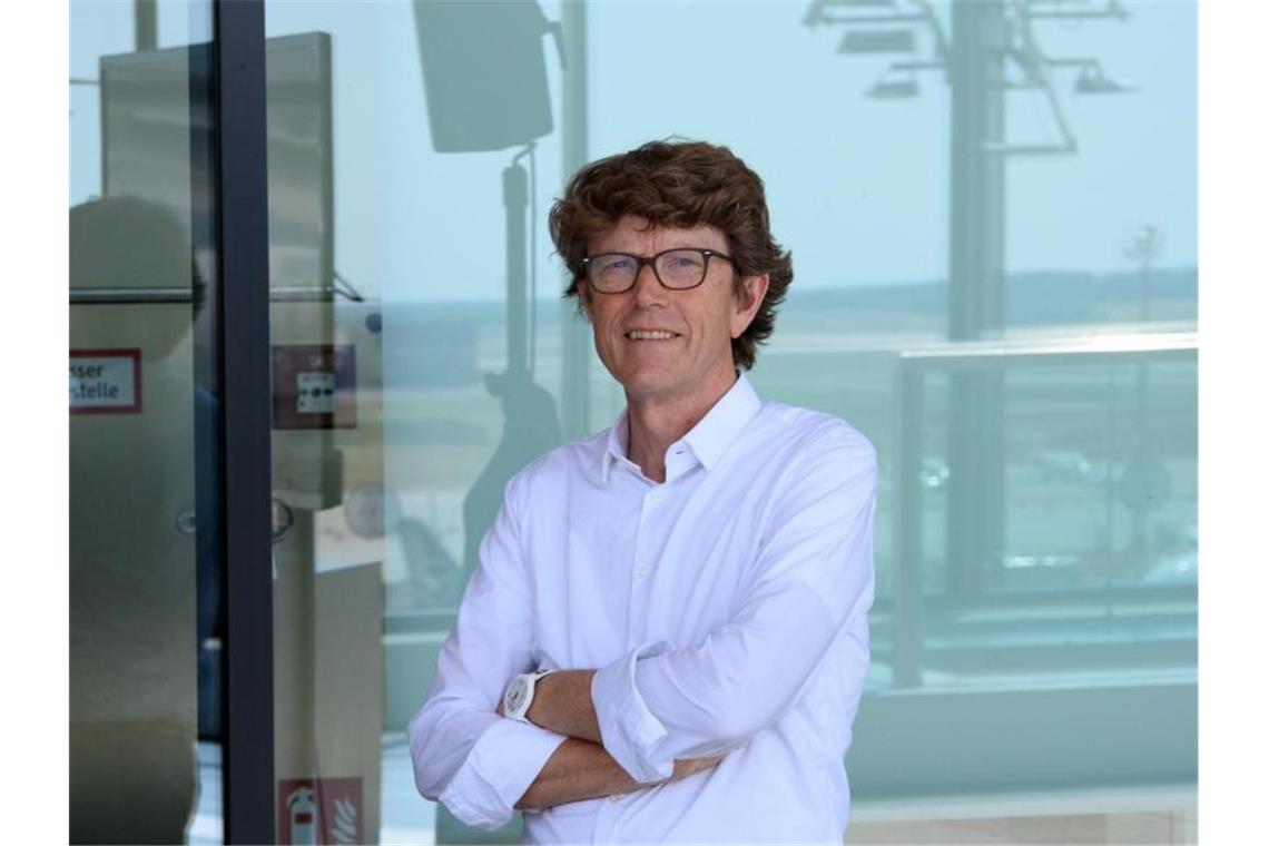 Engelbert Lütke Daldrup, Geschäftsführer der Flughafen Berlin Brandenburg GmbH, steht nach der Nationalen Luftfahrtkonferenz 2021 am Flughafen Berlin Brandenburg „Willy Brandt“ (BER) auf der Besucherterrasse. Foto: Soeren Stache/dpa-Zentralbild/POOL/dpa