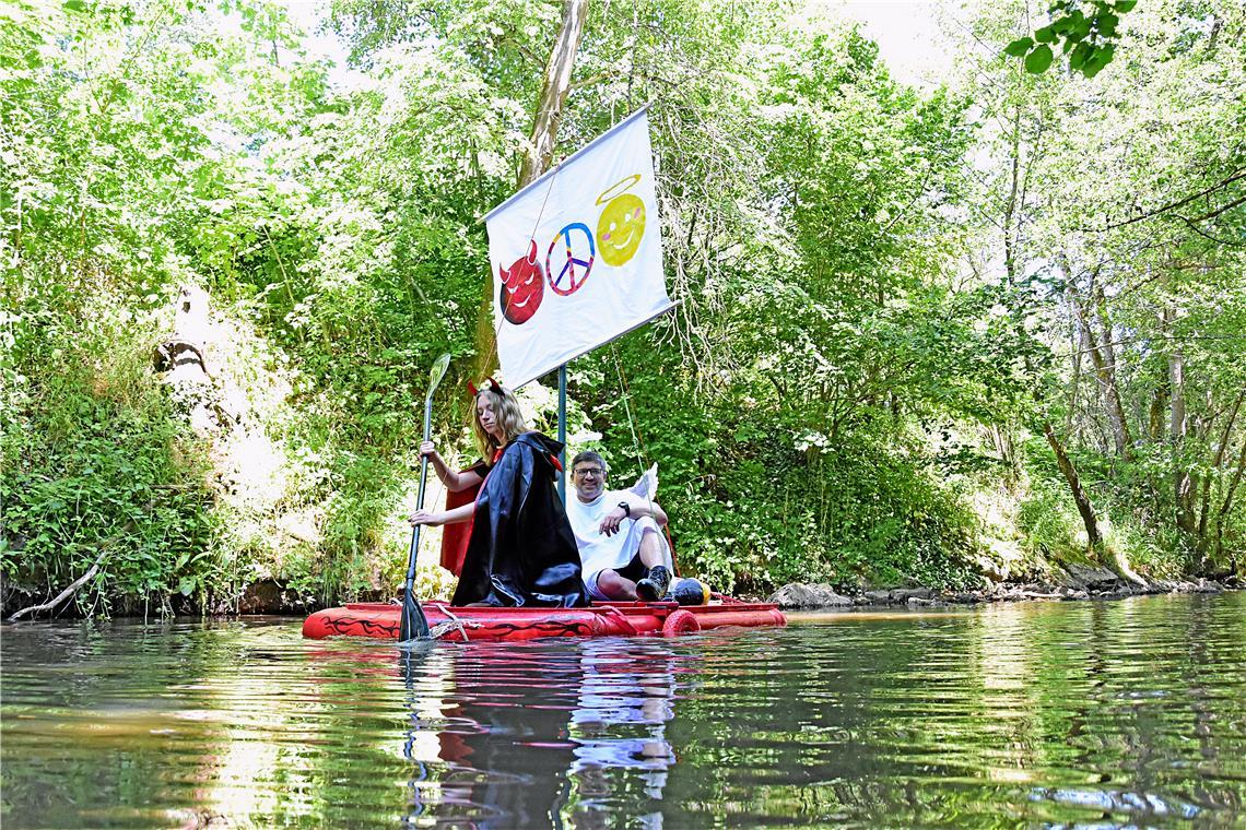 Engelchen und Teufelchen sind zusammen unterwegs. 39. Murr-Regatta in Backnang v...
