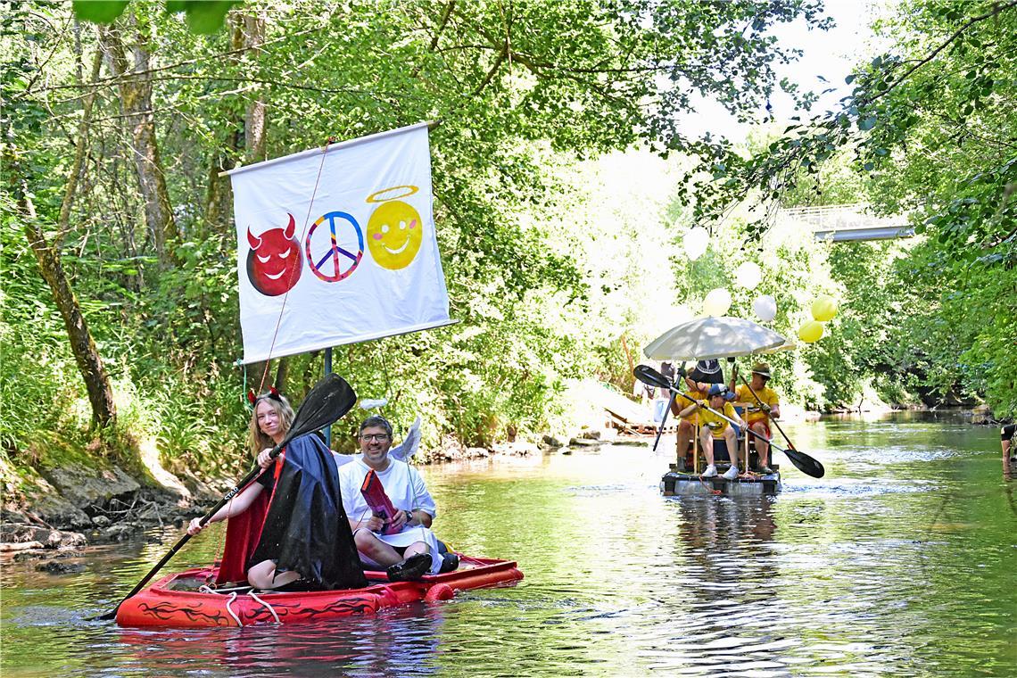 Engelchen und Teufelchen sind zusammen unterwegs. 39. Murr-Regatta in Backnang v...
