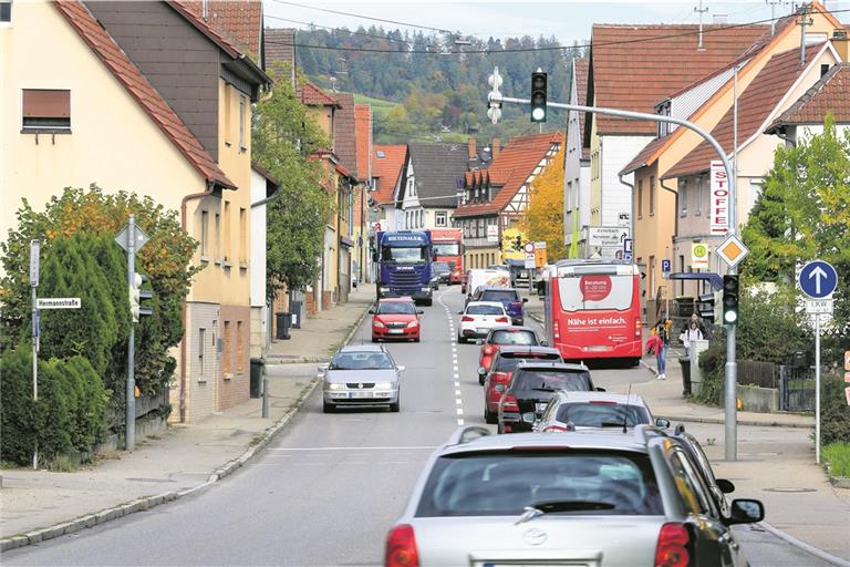 Enger Gehweg, viel Verkehr: In der Ortsmitte von Oppenweiler hält sich keiner besonders gerne auf. Foto: A. Becher