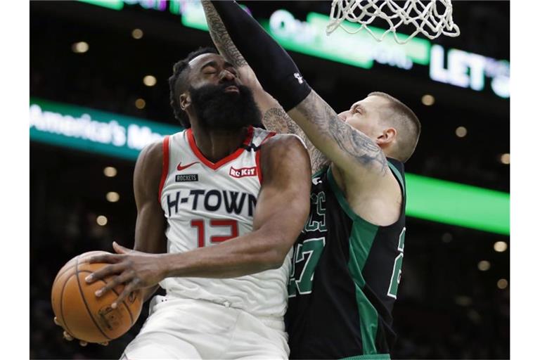 Enges Duell: Bostons Daniel Theis (r) und Houston-Star James Harden. Foto: Michael Dwyer/AP/dpa