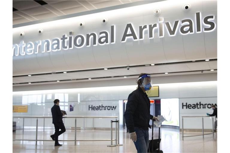 England lockert seine im Zuge der Corona-Pandemie getroffenen Quarantäne-Vorschriften für Einreisende. Foto: Matt Dunham/AP/dpa