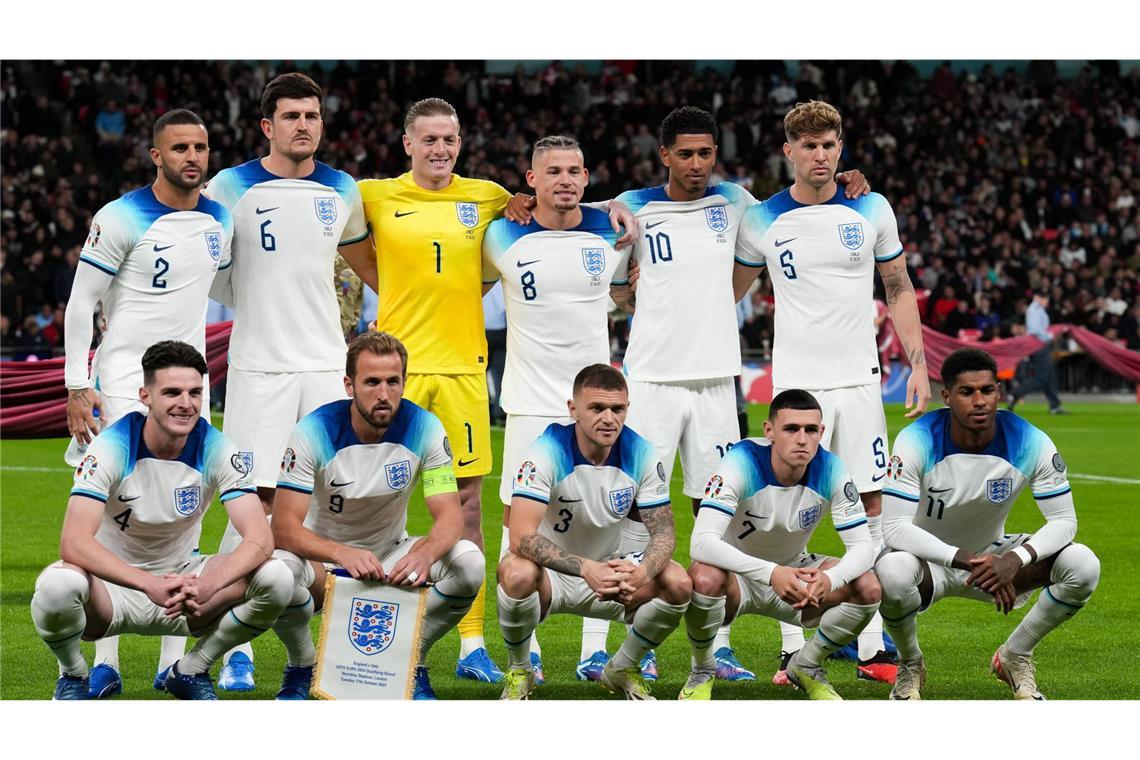 England, Quali-Gruppe C: Durch einen Sieg über Italien qualifizierten sich die Engländer für die Endrunde. Damit gelang ihnen die Revanche, das Finale der EM 2020 hatten die „Three Lions“ gegen Italien verloren. Auf der Mission, den ersten Titel bei einer Europameisterschaft zu holen, wird das Team von Bayern-Torjäger Harry Kane (unten, 2. v. li.) angeführt.