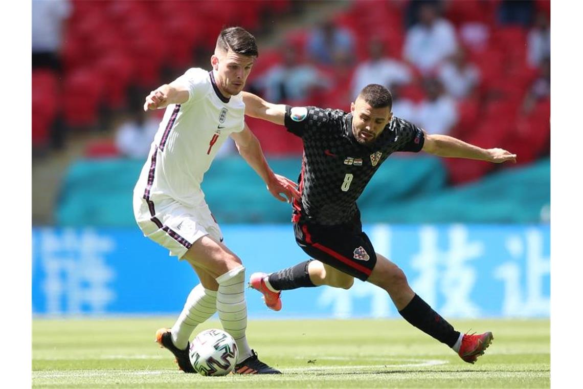 Wembley jubelt: England siegt zum EM-Start gegen Kroatien Englands Declan Rice (l) im Zweikampf mit Kroatiens Mateo Kovacic. Foto: Nick Potts/PA Wire/dpa