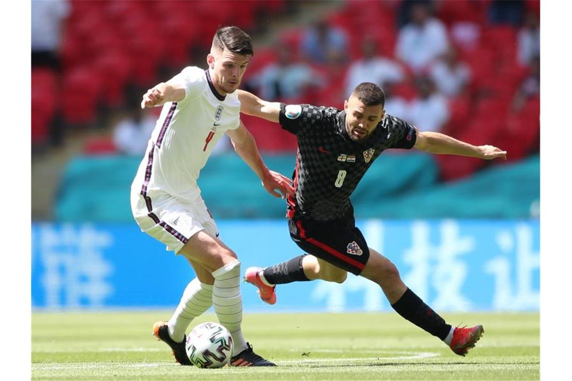 Englands Declan Rice (l) im Zweikampf mit Kroatiens Mateo Kovacic. Foto: Nick Potts/PA Wire/dpa