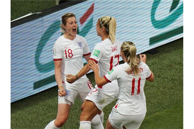 Englands Ellen White (l) feiert mit ihrem Team ihr wichtiges Tor gegen Japan. Foto: John Walton/PA Wire
