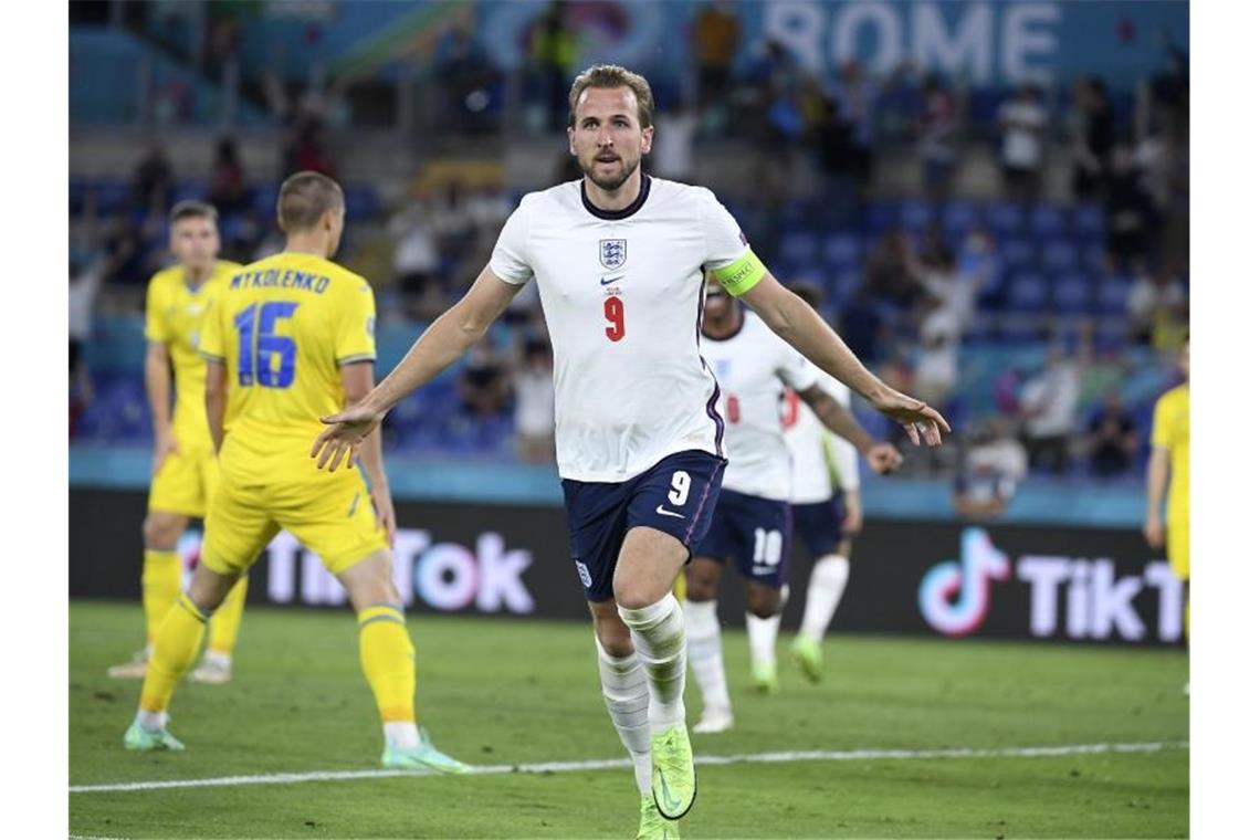 England spaziert ins EM-Halbfinale: Kantersieg gegen Ukraine Englands Harry Kane bejubelt sein zweites Tor im Viertelfinale: 3:0-Führung. Foto: Ettore Ferrari/Pool EPA/dpa
