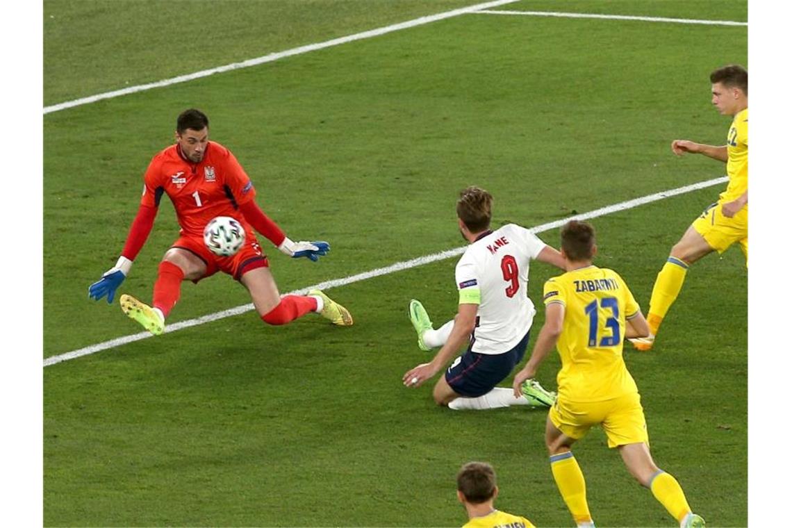 England spaziert ins EM-Halbfinale: Kantersieg gegen Ukraine Englands Harry Kane (M) erzielt früh im Spiel das Tor zur 1:0-Führung gegen die Ukraine. Foto: Marco Iacobucci/PA Wire/dpa