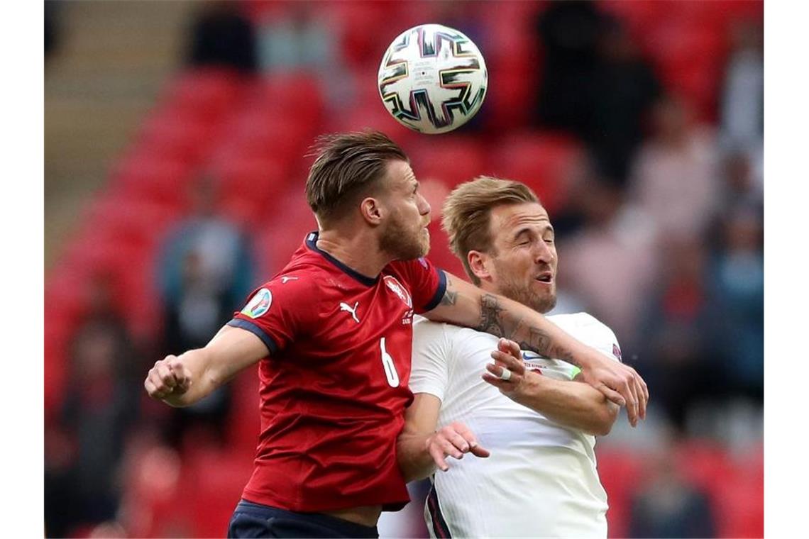 Englands Harry Kane (r) im Kampf um den Ball gegen Tomas Kalas aus Tschechien. Foto: Nick Potts/PA Wire/dpa