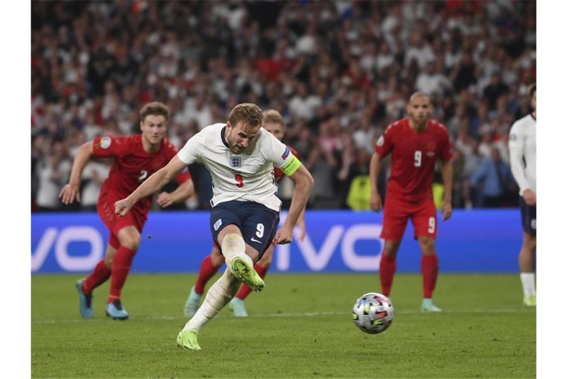 Englands Harry Kane tritt zum Elfmeter an - erst der Nachschuss landete im Tor. Foto: Laurence Griffiths/Pool Getty/AP/dpa
