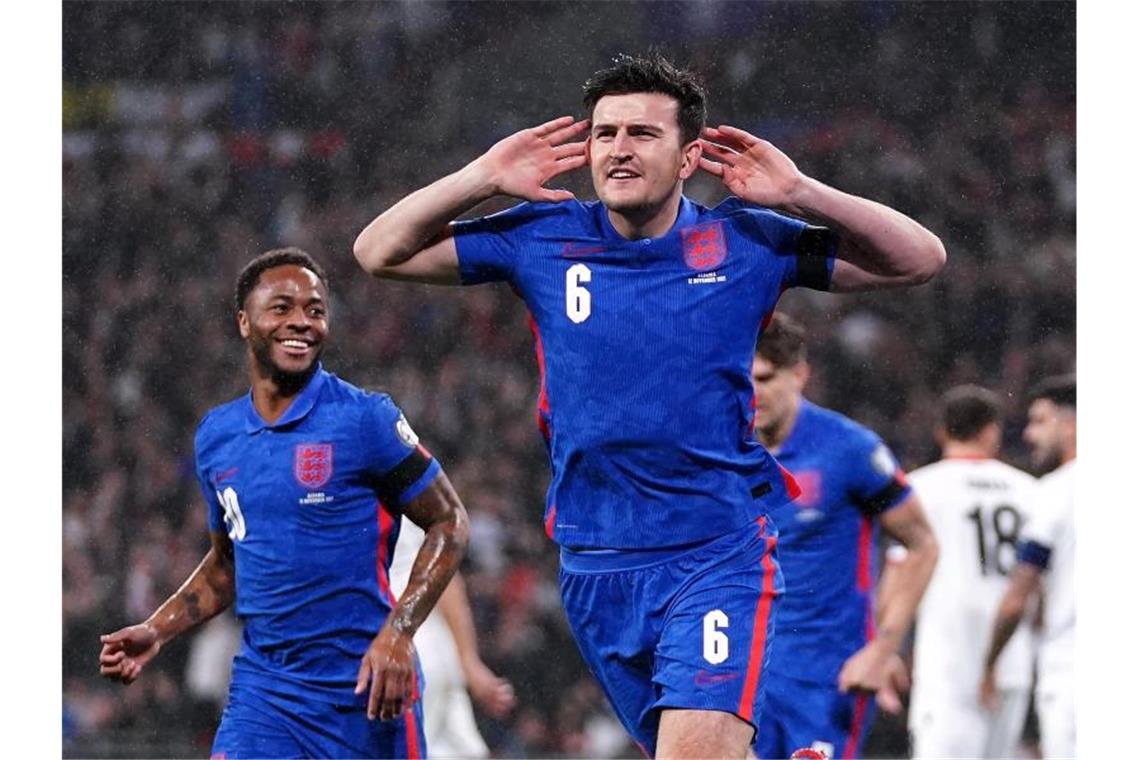 Elfer verschossen: Italien droht Spitzenplatz zu verlieren Englands Harry Maguire (M) jubelt übver sein Tor zum 1:0-Führung gegen Albanien. Foto: John Walton/PA Wire/dpa