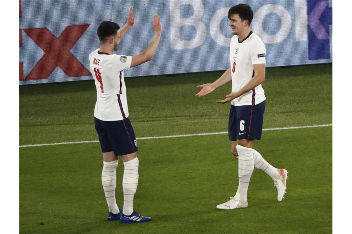 England spaziert ins EM-Halbfinale: Kantersieg gegen Ukraine Englands Harry Maguire (r) bejubelt sein Tor zur 2:0-Führung mit Declan Rice. Foto: Alessandro Garofalo/Pool Reuters/dpa