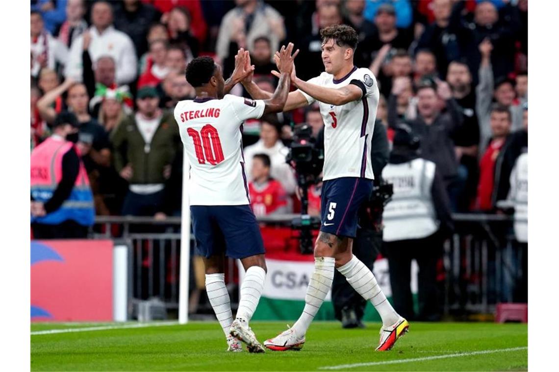 Englands John Stones (r) jubelt mit seinem Teamkameraden Raheem Sterling über sein Tor zum 1:1. Foto: Nick Potts/PA Wire/dpa