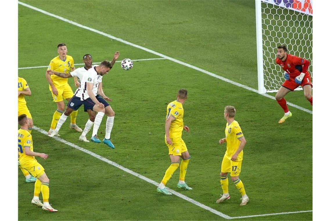 England spaziert ins EM-Halbfinale: Kantersieg gegen Ukraine Englands Jordan Henderson (M) erzielt das Tor zum 4:0 gegen die Ukraine. Foto: Marco Iacobucci/PA Wire/dpa
