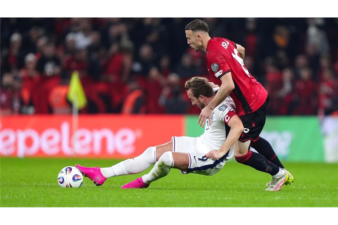 Englands Kapitän Harry Kane (l) trifft auch für England, wie er will.