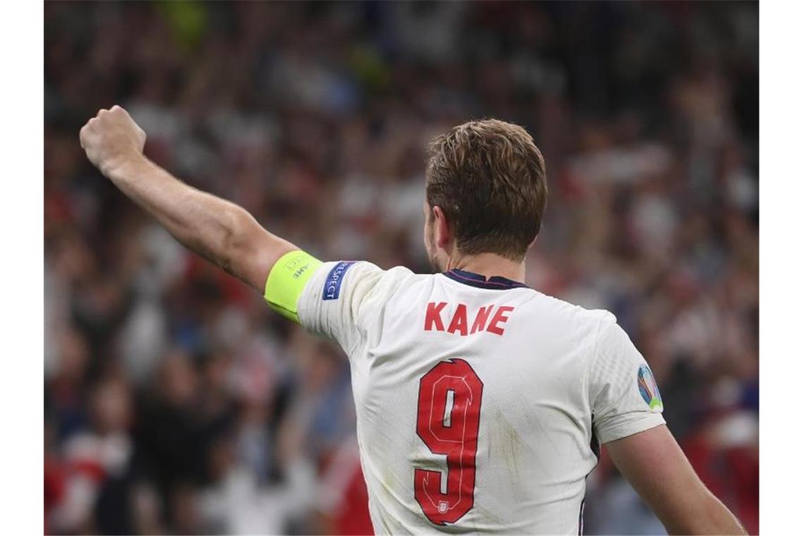 Das „Traumfinale“ der EM: Three Lions gegen Azzurri Englands Kapitän Harry Kane setzt auf die Unterstüzung durch die heimischen Fans. Foto: Laurence Griffiths/Pool Getty/AP/dpa