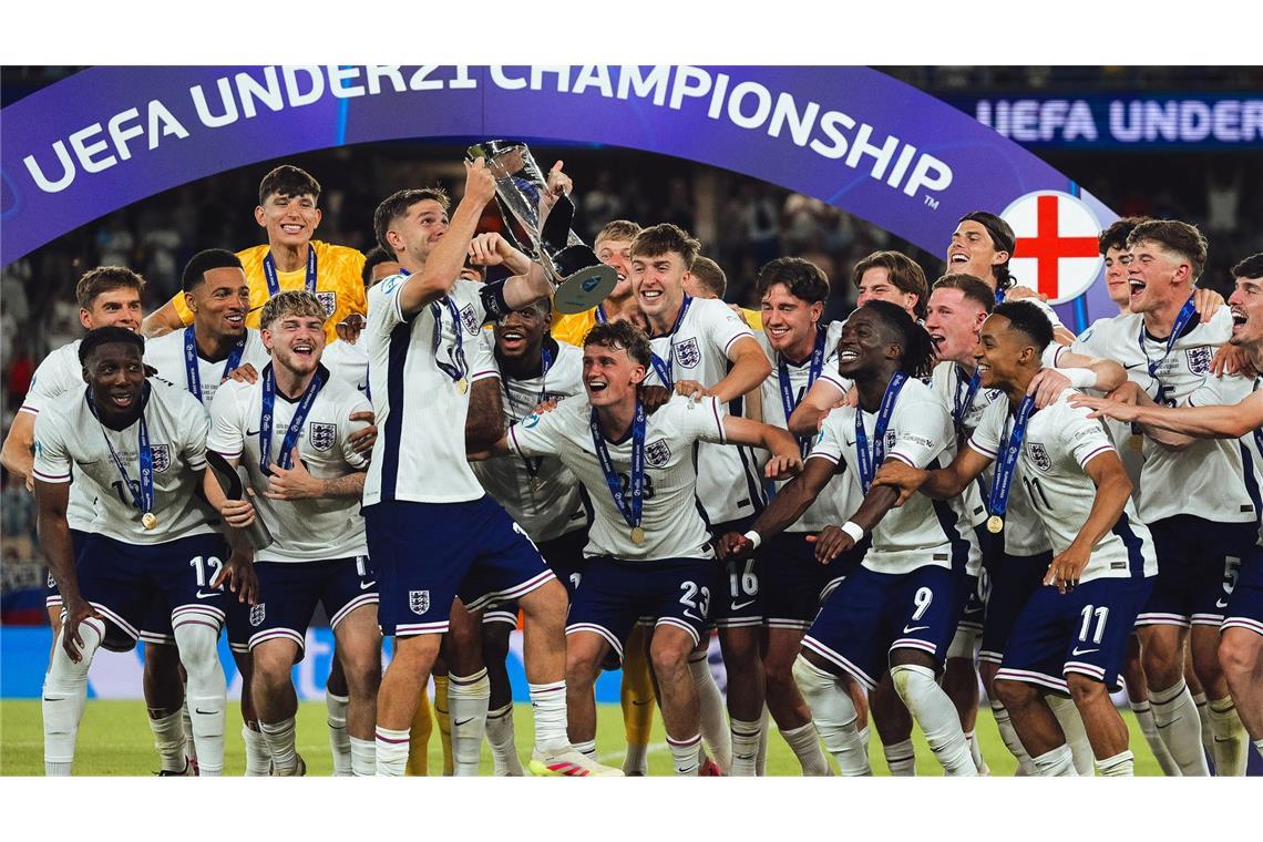 Bilder des Tages Englands Kapitän James McAtee (Mitte l) hebt den Pokal nach dem Sieg der U21 Männer über Deutschland.