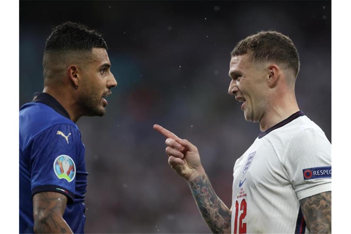 Englands Kieran Trippier (r) hat etwas mit dem Italiener Emerson Palmieri zu klären. Foto: Carl Recine/Pool Reuters/AP/dpa