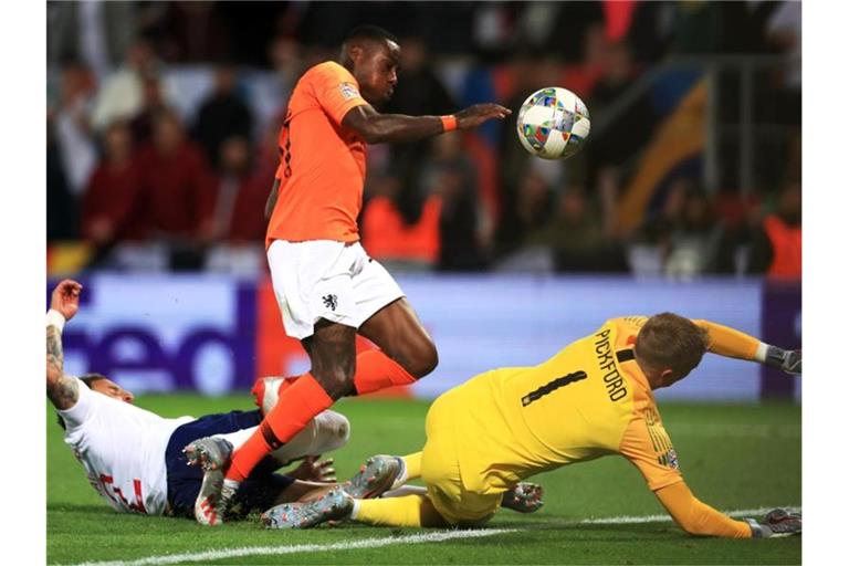 Englands Kyle Walker (l) fälscht den Ball ins eigene Tor zum 2:1 für die Niederlande ab. Foto: Mike Egerton/PA Wire