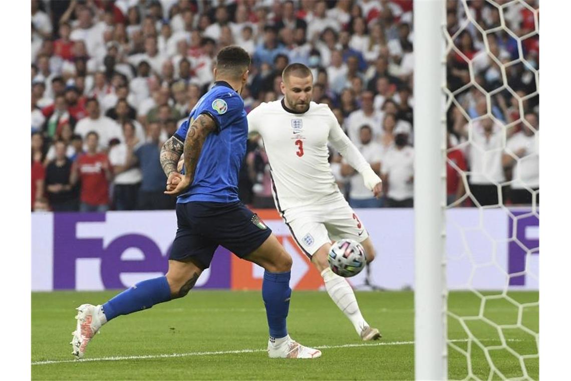 Englands Luke Shaw (r) erzielt das Tor zum 1:0 gegen Italien per Dropkick. Foto: Andy Rain/POOL EPA/dpa