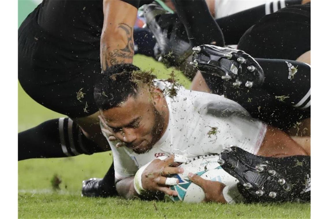 Rugby-WM: England besiegt Neuseeland und steht im Finale Englands Manu Tuilagi sichert sich das Rugby-Ei. Foto: Eugene Hoshiko/AP/dpa
