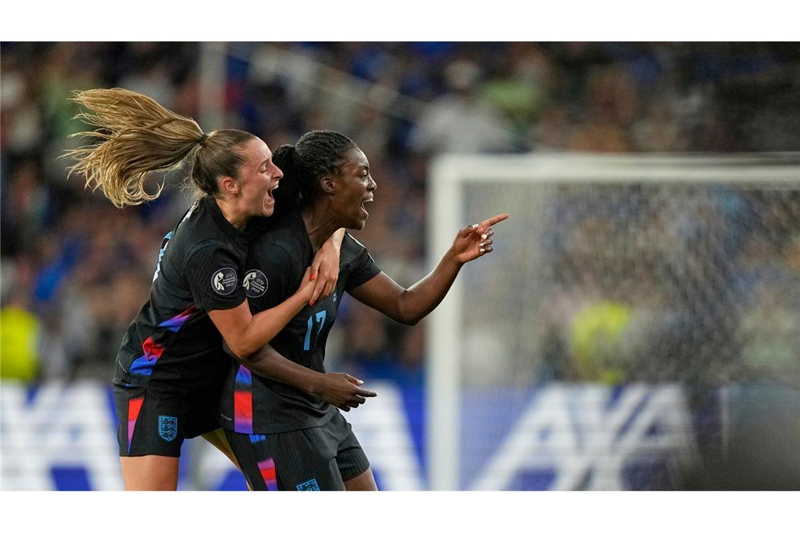 "An die Tür gehämmert": Agyemang erlöst England Englands Michelle Agyemang (r) feiert mit Ella Toone ihr spätes 1:1.