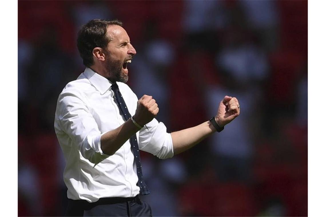 Englands Nationaltrainer Gareth Southgate jubelt nach dem Auftaktsieg. Foto: Laurence Griffiths/Pool Getty/AP/dpa
