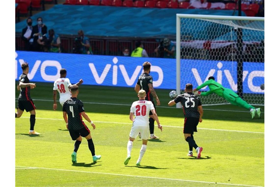 Wembley jubelt: England siegt zum EM-Start gegen Kroatien Englands Phil Foden (M, 20) scheitert mit seinem Schuss nur knapp. Foto: Martin Rickett/PA Wire/dpa