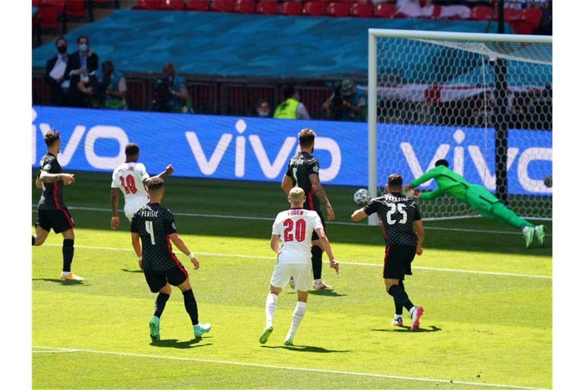 Englands Phil Foden (M, 20) scheitert mit seinem Schuss nur knapp. Foto: Martin Rickett/PA Wire/dpa